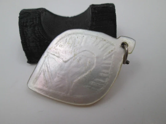 Medalla romboidal nácar iridiscente y argolla metal. Virgen con resplandor. 1940. España