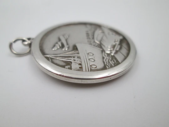 Medalla San Cristóbal. Plata de ley. Georg Jensen. Alto relieve. Asa y argolla. 1930