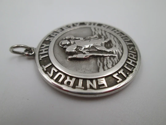 Medalla San Cristóbal. Plata de ley. Georg Jensen. Alto relieve. Asa y argolla. 1930