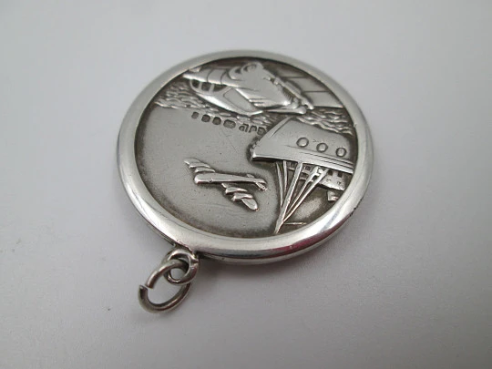 Medalla San Cristóbal. Plata de ley. Georg Jensen. Alto relieve. Asa y argolla. 1930