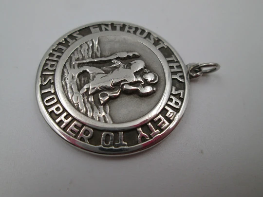 Medalla San Cristóbal. Plata de ley. Georg Jensen. Alto relieve. Asa y argolla. 1930