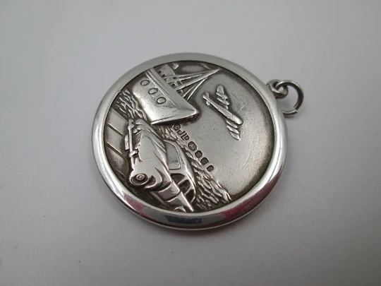 Medalla San Cristóbal. Plata de ley. Georg Jensen. Alto relieve. Asa y argolla. 1930