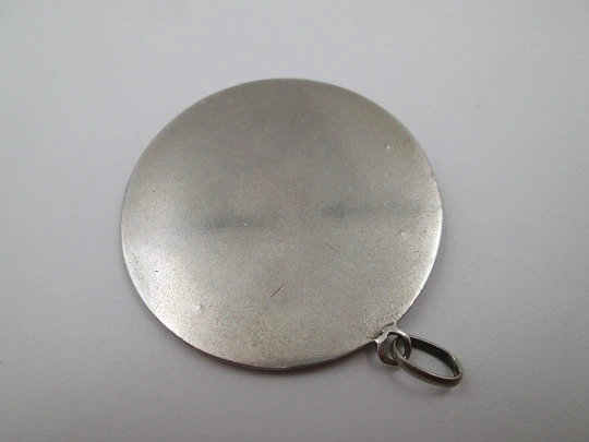 Medalla San José con el Niño. Plata de ley y gemas blancas. Alto relieve. 1950. España