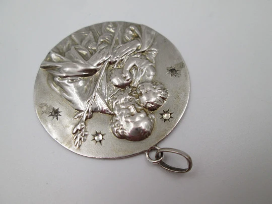 Medalla San José con el Niño. Plata de ley y gemas blancas. Alto relieve. 1950. España