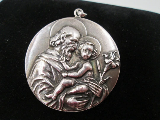 Medalla San José con el Niño. Plata de ley. Alto relieve. Asa y argolla. 1950. España