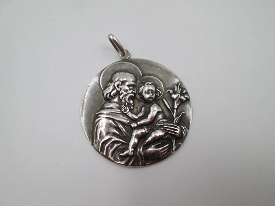 Medalla San José con el Niño. Plata de ley. Alto relieve. Asa y argolla. 1950. España