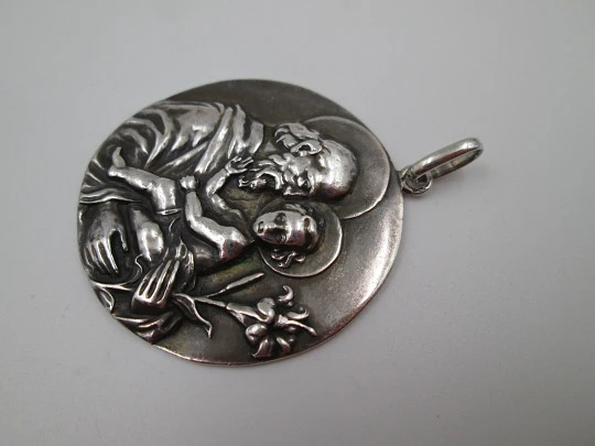 Medalla San José con el Niño. Plata de ley. Alto relieve. Asa y argolla. 1950. España