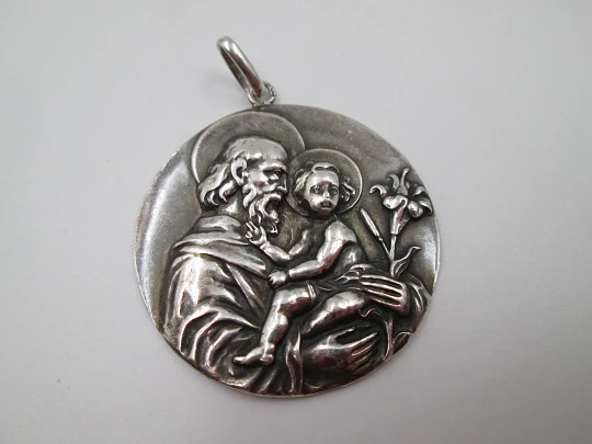 Medalla San José con el Niño. Plata de ley. Alto relieve. Asa y argolla. 1950. España