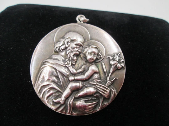 Medalla San José con el Niño. Plata de ley. Alto relieve. Asa y argolla. 1950. España