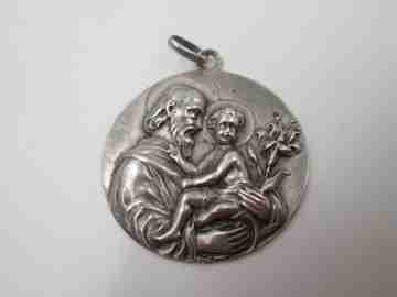Medalla San José con el Niño. Plata de ley. Alto relieve. Asa y argolla. 1950. Europa