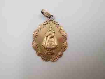 Medalla Virgen con Niño. Manto y cruz. Oro amarillo 14k. Argolla. 1940