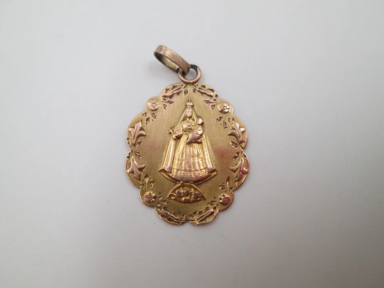 Medalla Virgen con Niño. Manto y cruz. Oro amarillo 14k. Argolla. 1940