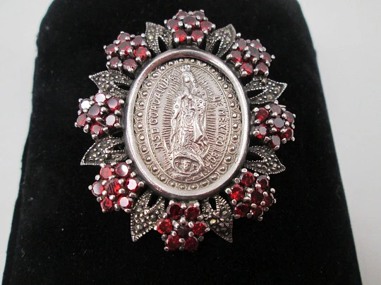 Medalla Virgen de Guadalupe colgante / broche. Plata de ley. Granates y marquesitas