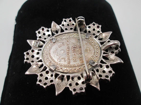 Medalla Virgen de Guadalupe colgante / broche. Plata de ley. Granates y marquesitas