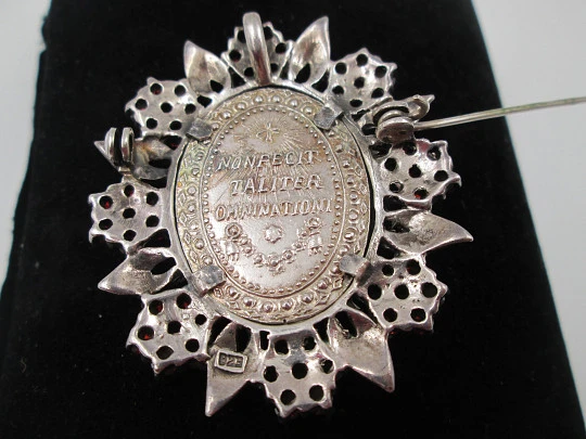 Medalla Virgen de Guadalupe colgante / broche. Plata de ley. Granates y marquesitas