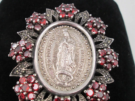 Medalla Virgen de Guadalupe colgante / broche. Plata de ley. Granates y marquesitas