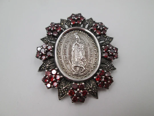 Medalla Virgen de Guadalupe colgante / broche. Plata de ley. Granates y marquesitas
