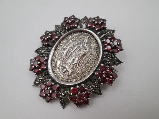 Medalla Virgen de Guadalupe colgante / broche. Plata de ley. Granates y marquesitas