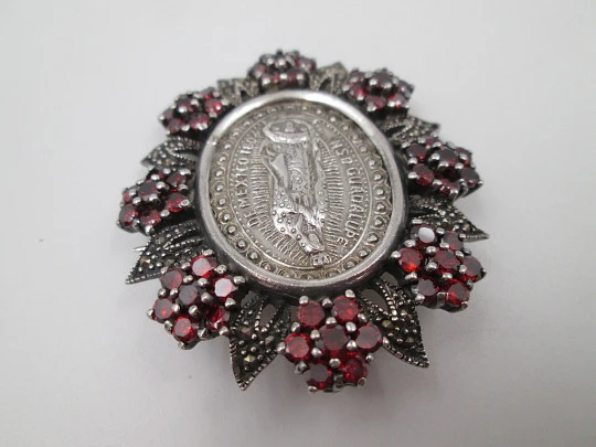 Medalla Virgen de Guadalupe colgante / broche. Plata de ley. Granates y marquesitas