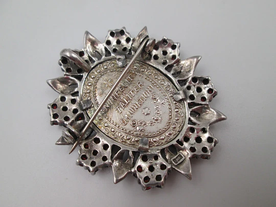 Medalla Virgen de Guadalupe colgante / broche. Plata de ley. Granates y marquesitas