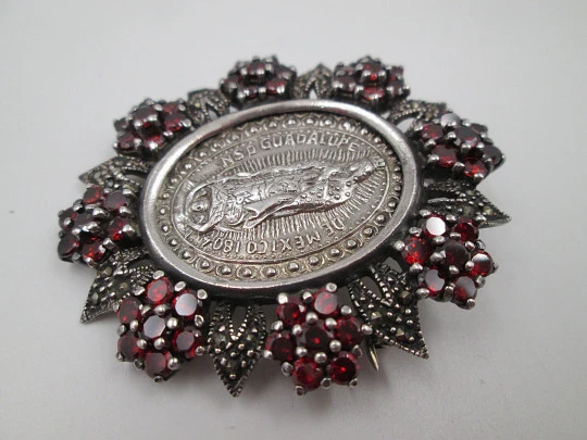 Medalla Virgen de Guadalupe colgante / broche. Plata de ley. Granates y marquesitas
