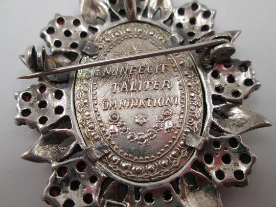 Medalla Virgen de Guadalupe colgante / broche. Plata de ley. Granates y marquesitas