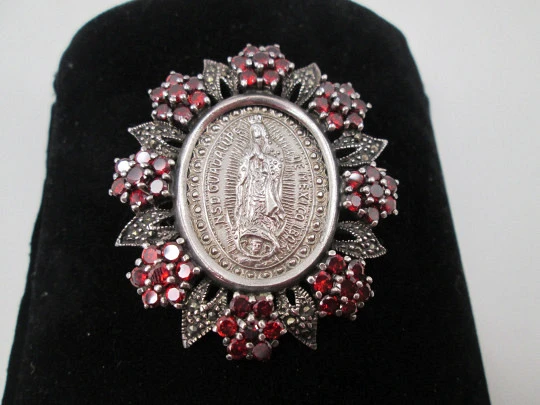 Medalla Virgen de Guadalupe colgante / broche. Plata de ley. Granates y marquesitas