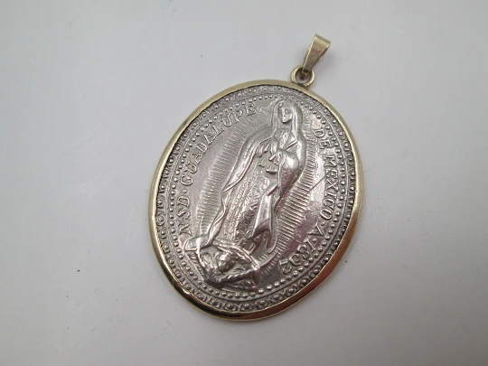 Medalla Virgen de Guadalupe. Plata de ley 925. Cerco y argolla en oro de 10k. México, 1802