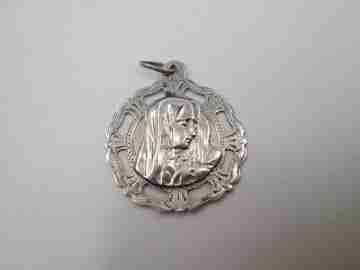Medalla Virgen Maria. Plata de ley. Diseño calado. Cincelados geométricos. Asa y argolla