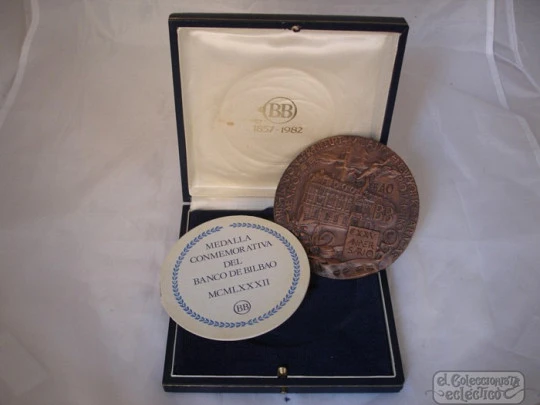 Medalla. 125 Aniversario del Banco de Bilbao. Bronce patinado