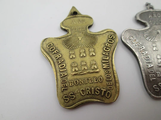 Medallas Cofradía Santísimo Cristo de los Milagros (El Bonillo). Bronce y metal plateado
