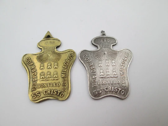 Medallas Cofradía Santísimo Cristo de los Milagros (El Bonillo). Bronce y metal plateado