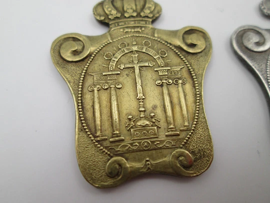 Medallas Cofradía Santísimo Cristo de los Milagros (El Bonillo). Bronce y metal plateado