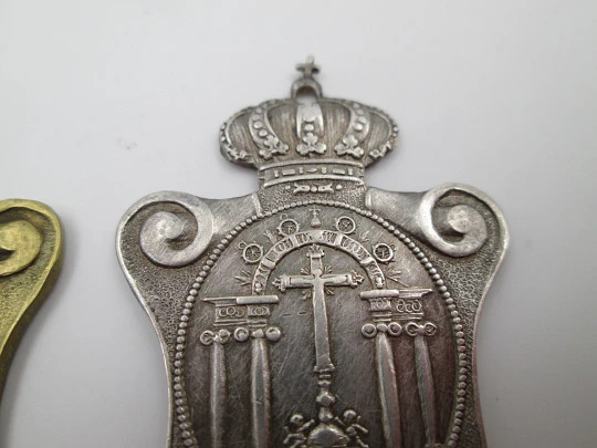 Medallas Cofradía Santísimo Cristo de los Milagros (El Bonillo). Bronce y metal plateado