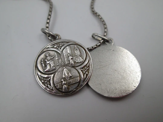 Medallas Jesús y Virgen María con cadena. Plata de ley. Alto relieve. España. 1940