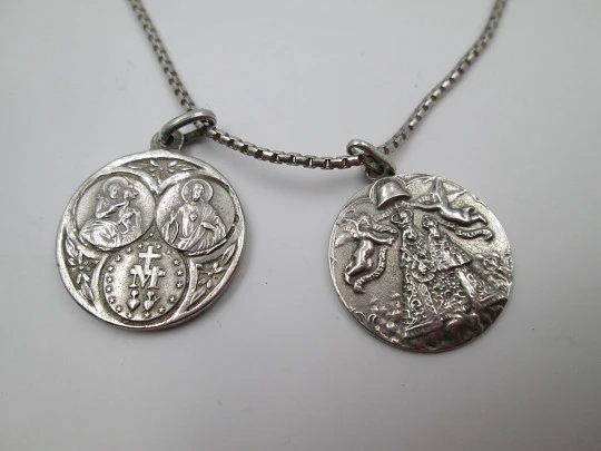 Medallas Jesús y Virgen María con cadena. Plata de ley. Alto relieve. España. 1940