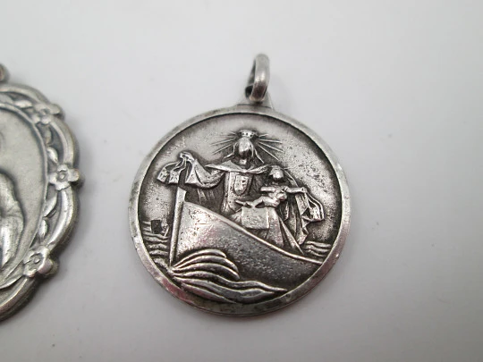 Medallas religiosas en plata y metal plateado. Jesús, Virgen del Carmen y San Judas. 1960 Medallas religiosas en plata y metal plateado. Jesús, Virgen del Carmen y San Judas. 1960