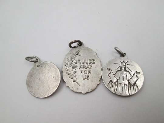 Medallas religiosas en plata y metal plateado. Jesús, Virgen del Carmen y San Judas. 1960 Medallas religiosas en plata y metal plateado. Jesús, Virgen del Carmen y San Judas. 1960