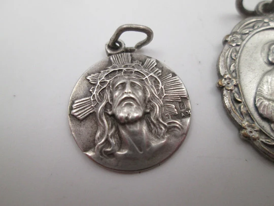 Medallas religiosas en plata y metal plateado. Jesús, Virgen del Carmen y San Judas. 1960 Medallas religiosas en plata y metal plateado. Jesús, Virgen del Carmen y San Judas. 1960