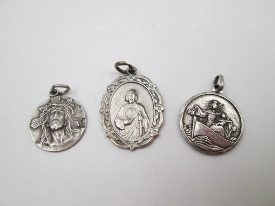 Medallas religiosas en plata y metal plateado. Jesús, Virgen del Carmen y San Judas. 1960 Medallas religiosas en plata y metal plateado. Jesús, Virgen del Carmen y San Judas. 1960