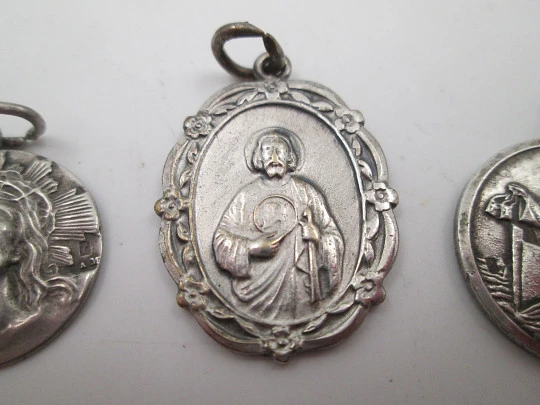 Medallas religiosas en plata y metal plateado. Jesús, Virgen del Carmen y San Judas. 1960 Medallas religiosas en plata y metal plateado. Jesús, Virgen del Carmen y San Judas. 1960