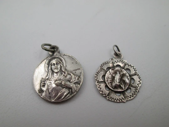 Medallas religiosas plata de ley. Sagrado Corazón de Jesús y Virgen Media Luna. 1920 Medallas religiosas plata de ley. Sagrado Corazón de Jesús y Virgen Media Luna. 1920