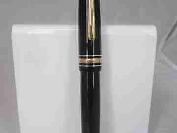 Meisterstück 75th anniversary. Black resin. Gold plated details. Pix