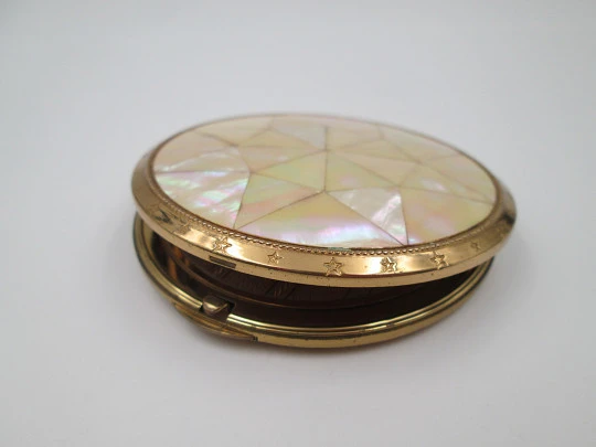 Melissa powder compact. Gold plated and mother-of-pearl ornaments. England. 1950's