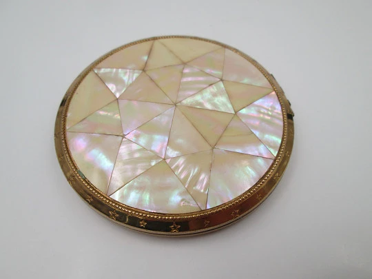 Melissa powder compact. Gold plated and mother-of-pearl ornaments. England. 1950's