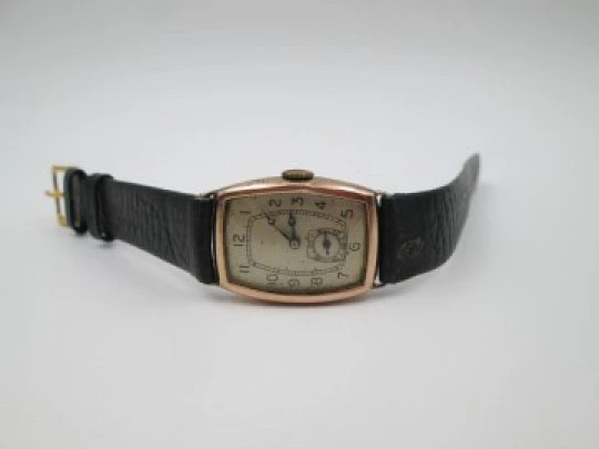 Men's dress wristwatch. 9 karat gold. Rectangular case. Swiss. 1940's