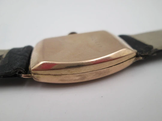 Men's dress wristwatch. 9 karat gold. Rectangular case. Swiss. 1940's