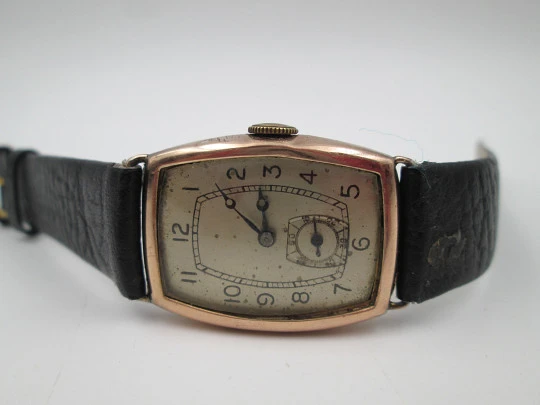 Men's dress wristwatch. 9 karat gold. Rectangular case. Swiss. 1940's
