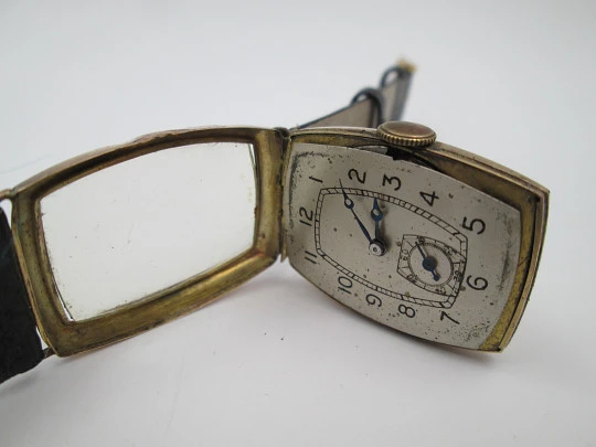Men's dress wristwatch. 9 karat gold. Rectangular case. Swiss. 1940's