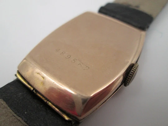 Men's dress wristwatch. 9 karat gold. Rectangular case. Swiss. 1940's